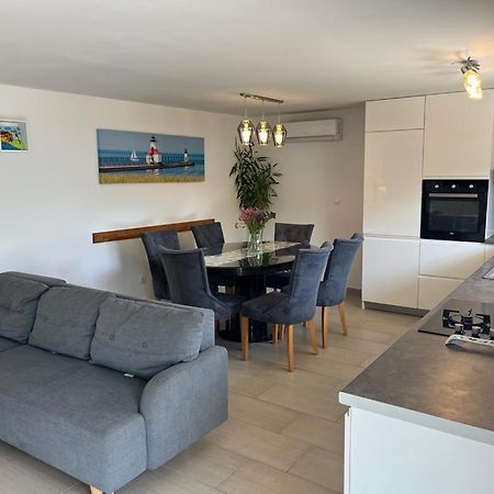 Apartment Verica In Duce - 20 Meters From The Beach Dugi Rat Exteriér fotografie