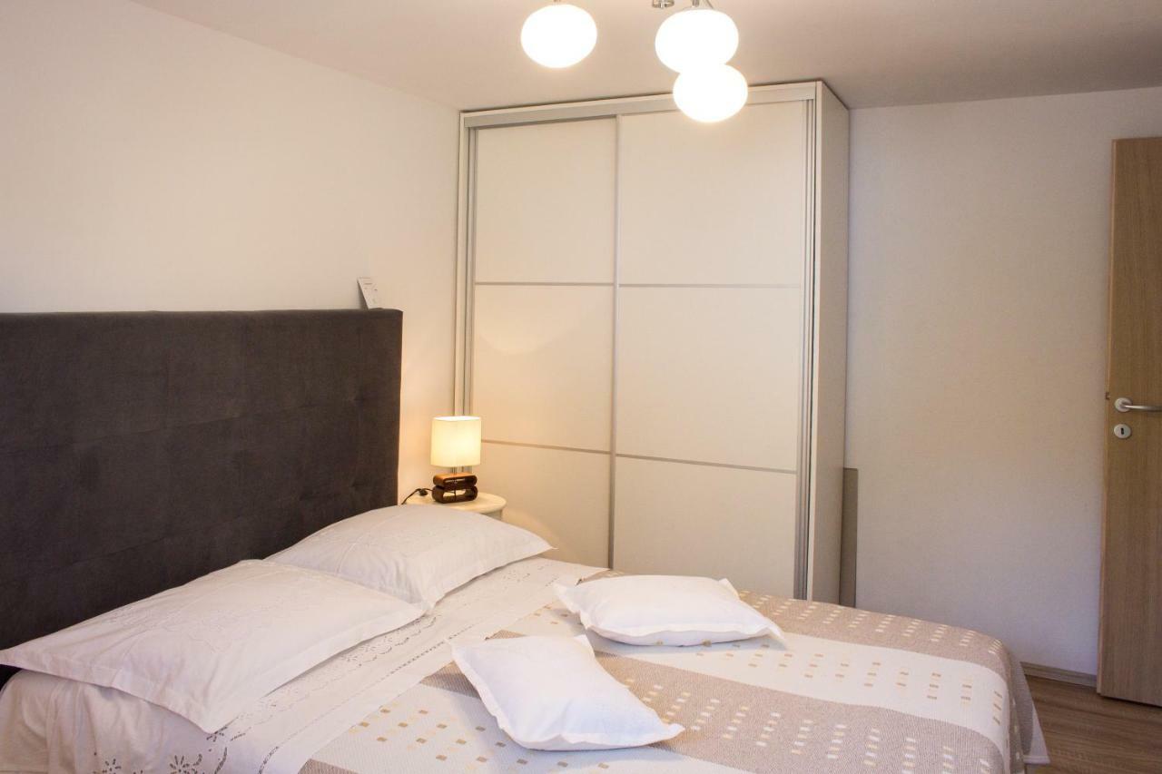 Apartment Verica In Duce - 20 Meters From The Beach Dugi Rat Exteriér fotografie