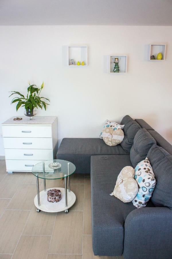 Apartment Verica In Duce - 20 Meters From The Beach Dugi Rat Exteriér fotografie